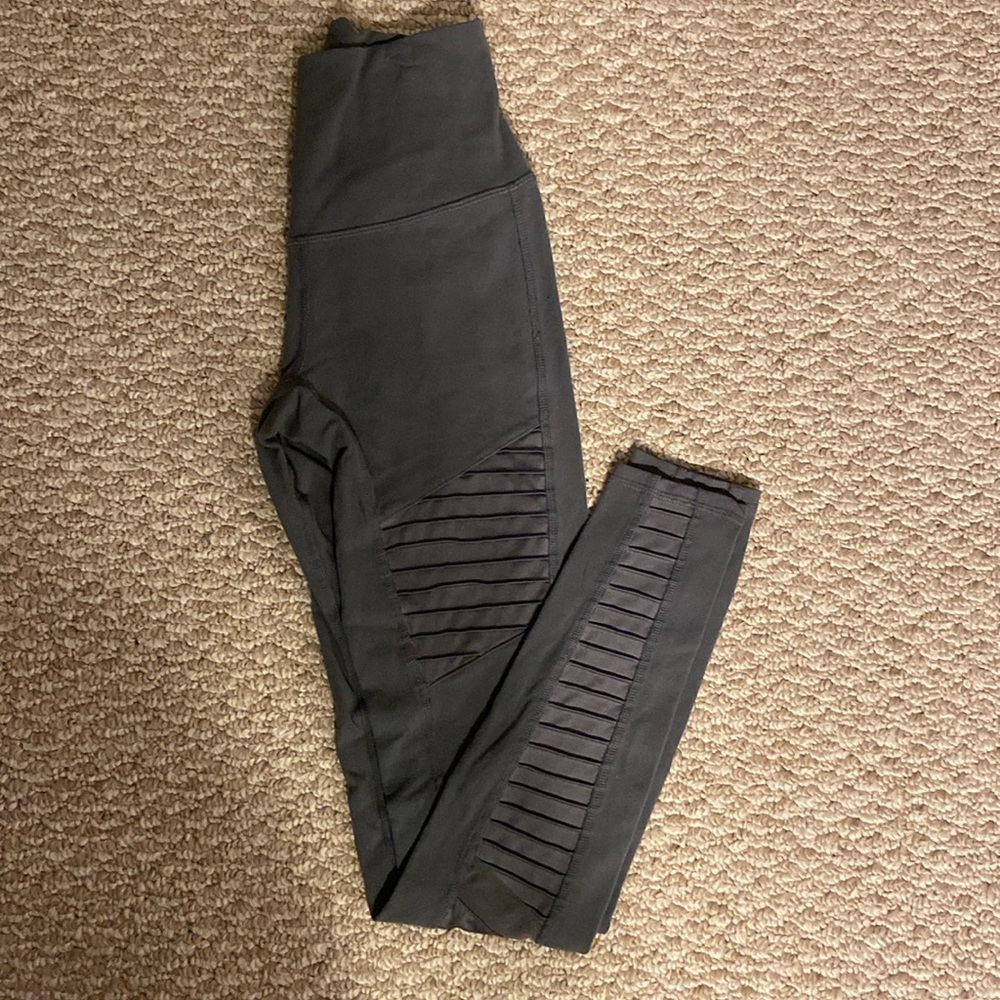 Alo Yoga moto leggings, high waisted in anthracite, sz XS